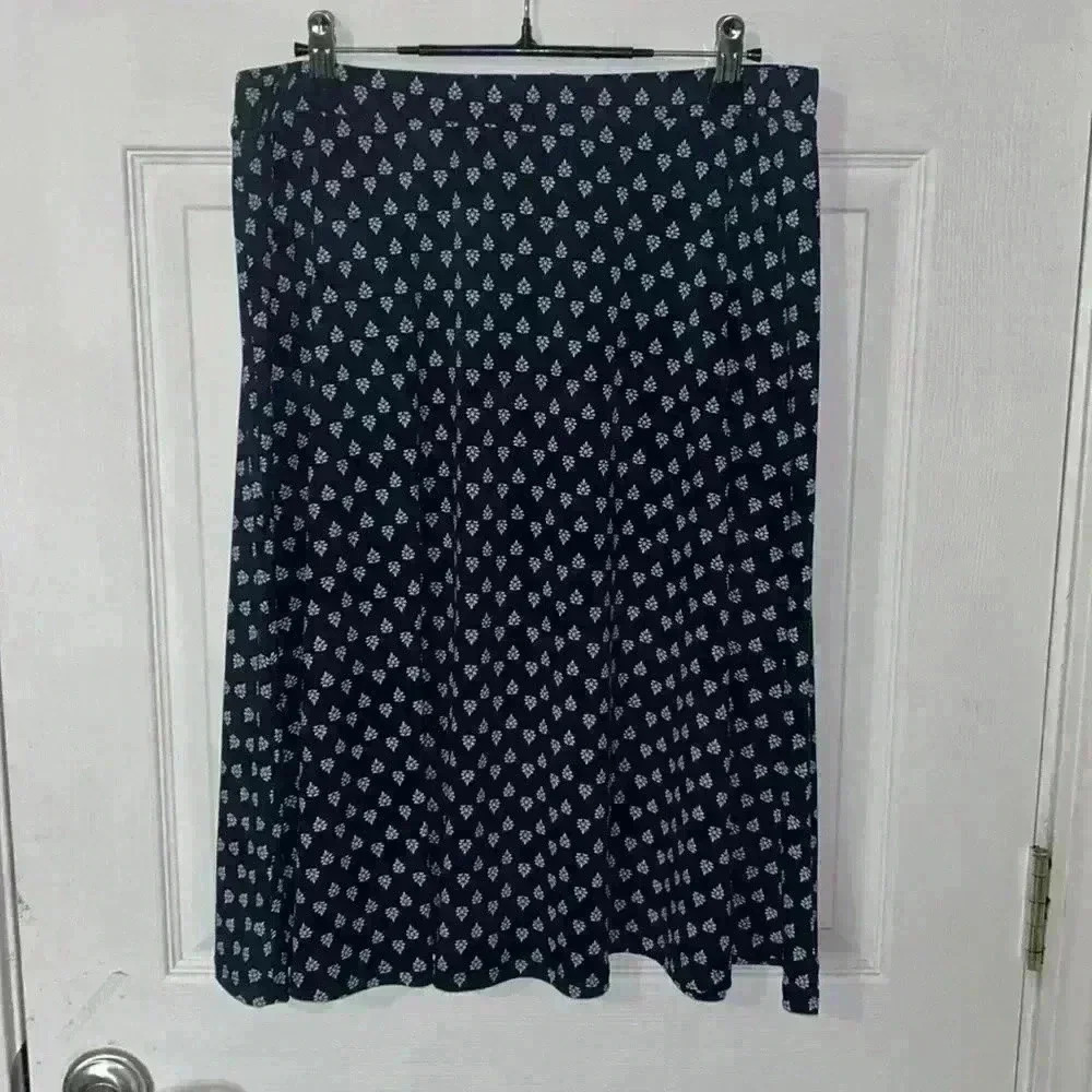 Gilli flowy navy and white patterned skirt. Size XXL. Like new.